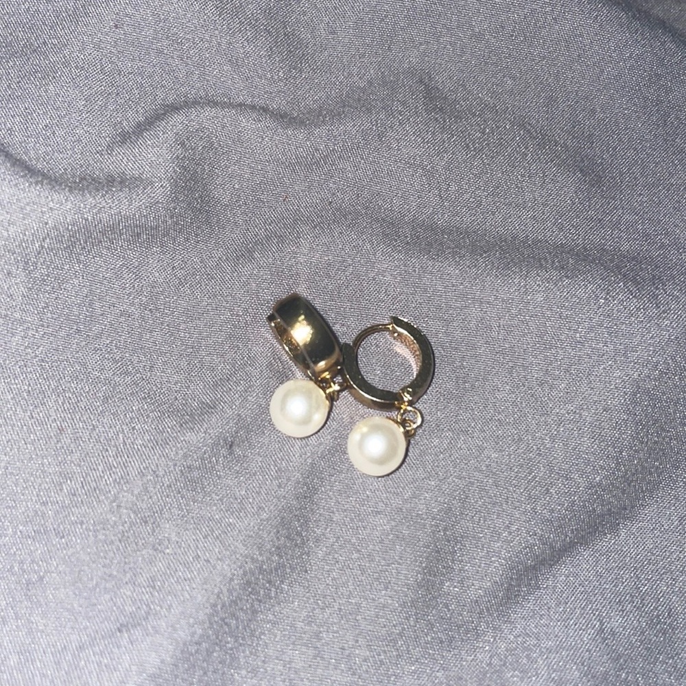 Gold pearl Huggies loops - Picture 3 of 8